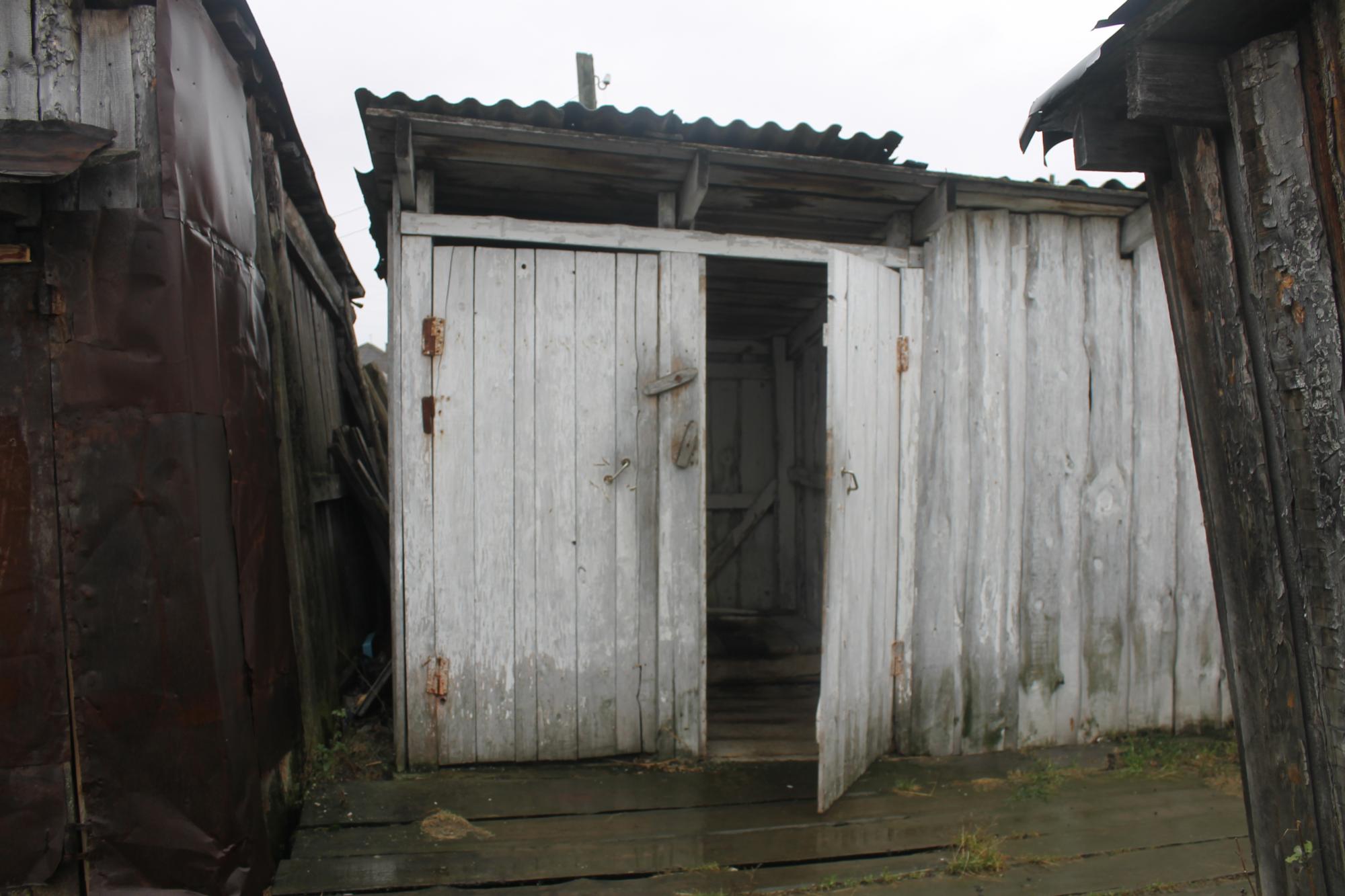 За моїми неофіційними даними іще не менше 10% українських шкіл мають внутрішні туалети, але із статусом – "парадні"